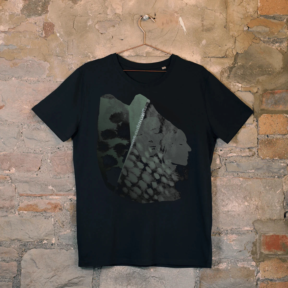 FLOATING ON A MOMENT - Tシャツ